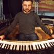 Fabrizio Allegrini pianista e tastierista in concerto.